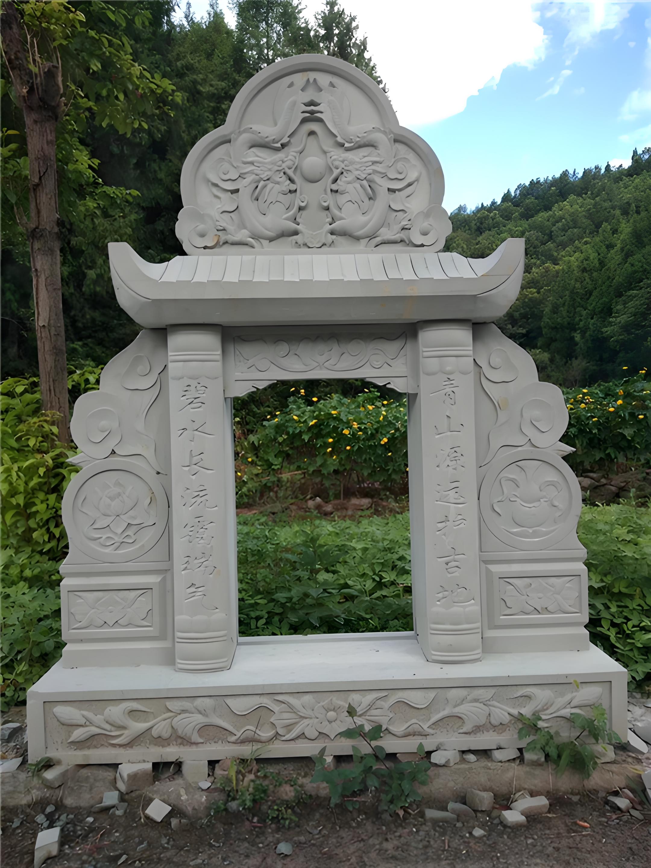 青石墓碑作為古代墓葬文化中的重要組成部分，承載著豐富的歷史背景和深刻的意義。在古代社會中，青石墓碑起著記錄和紀(jì)念的作用，不僅承載著逝者的姓名、生平經(jīng)歷和家世，還反映了當(dāng)時社會的文化、宗教、價值觀念等方面。青石墓碑的存在不僅是對逝者的尊重與懷念，也是對歷史的延續(xù)和對后人的啟示