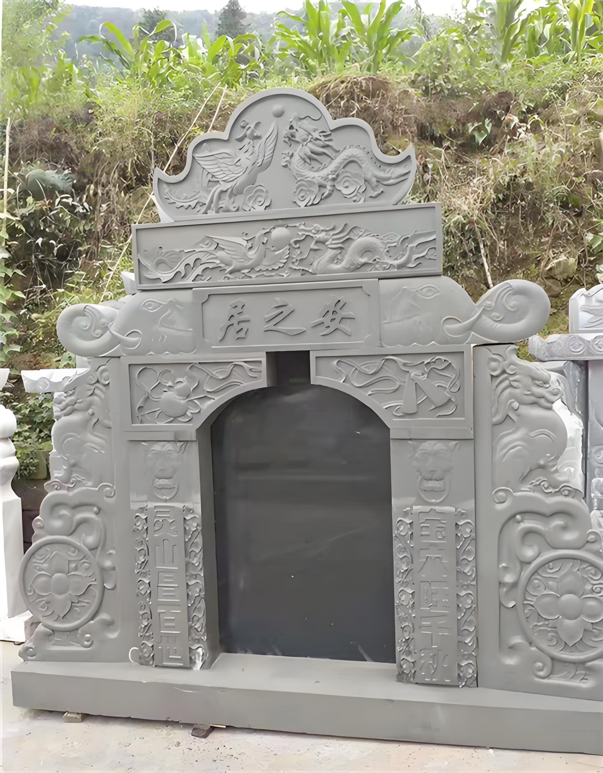 青石墓碑作為古代墓葬文化中的重要組成部分，承載著豐富的歷史背景和深刻的意義。在古代社會中，青石墓碑起著記錄和紀(jì)念的作用，不僅承載著逝者的姓名、生平經(jīng)歷和家世，還反映了當(dāng)時社會的文化、宗教、價值觀念等方面。青石墓碑的存在不僅是對逝者的尊重與懷念，也是對歷史的延續(xù)和對后人的啟示。