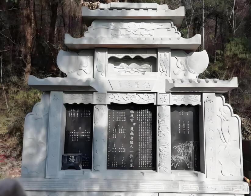 青石墓碑作為古代墓葬文化中的重要組成部分，承載著豐富的歷史背景和深刻的意義。在古代社會中，青石墓碑起著記錄和紀(jì)念的作用，不僅承載著逝者的姓名、生平經(jīng)歷和家世，還反映了當(dāng)時社會的文化、宗教、價值觀念等方面。青石墓碑的存在不僅是對逝者的尊重與懷念，也是對歷史的延續(xù)和對后人的啟示。